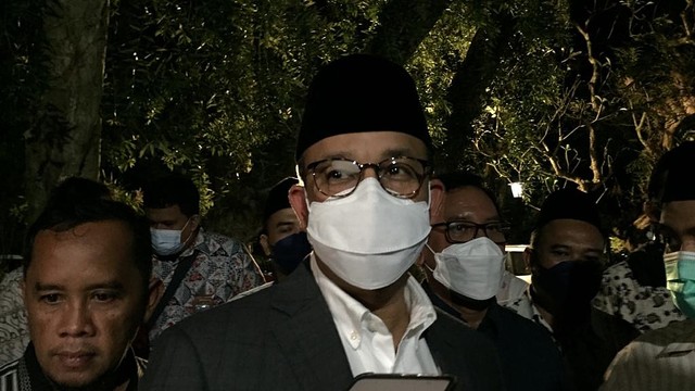 Gubernur DKI Jakarta Anies Baswedan sesaat sebelum mengisi ceramah di Masjid Kampus UGM, Yogyakarta pada Kamis (7/4). Foto: Arfiansyah Panji/kumparan