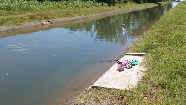 Sabun dan pakaian milik korban yang diduga tenggelam di irigasi Desa Tirtasari, Kecamatan Toili, Kabupaten Banggai, Senin (28/2). Foto: Istimewa