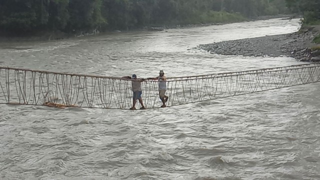 Jembatan gantung Distrik Iwur, Kabupaten Pegunungan Bintang Papua. (BumiPapua/Abdel Syah) 