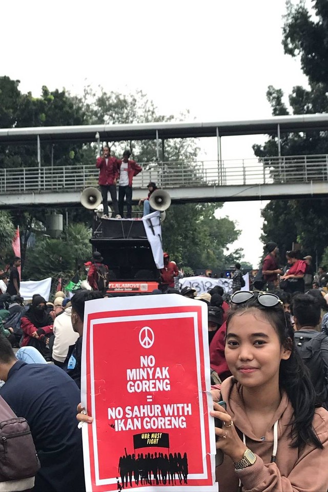 Demonstran membawa poster tuntutan saat demo 11 April di Kawasan Istana Negara, Jakarta, Senin (22/4).  Foto: Hedi/kumparan