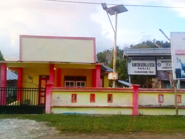 Kantor Desa Paslal, Kecamatan Mangoli Tengah, Kabupaten Kepulauan Sula, Maluku Utara. Foto: Istimewa