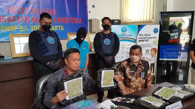 BNNP DIY saat melakukan konferensi pers tentang peredaran narkoba di asrama mahasiswa di Yogyakarta. Foto: Birgita/Tugu Jogja