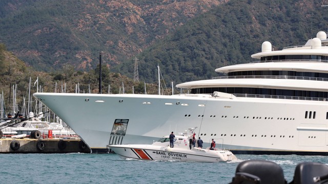 Eclipse superyacht yang terkait dengan oligarki Rusia Roman Abramovich, berlabuh di Marmaris, Turki, Selasa (22/3/2022). Foto: Yoruk Isik/Reuters