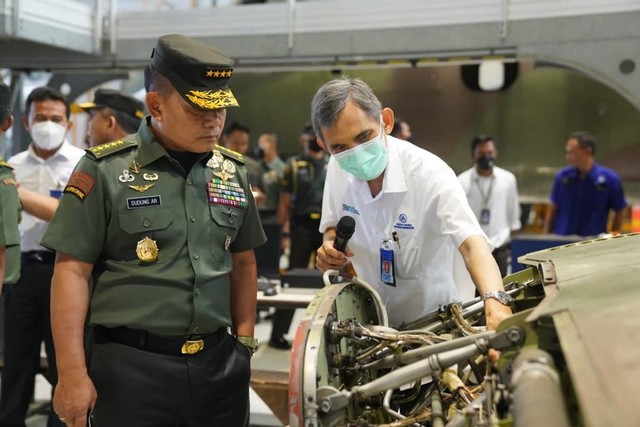 KSAD Jenderal TNI Dudung Abdurachman Berkunjung ke PT DI. Foto: Dok. Dispenad
