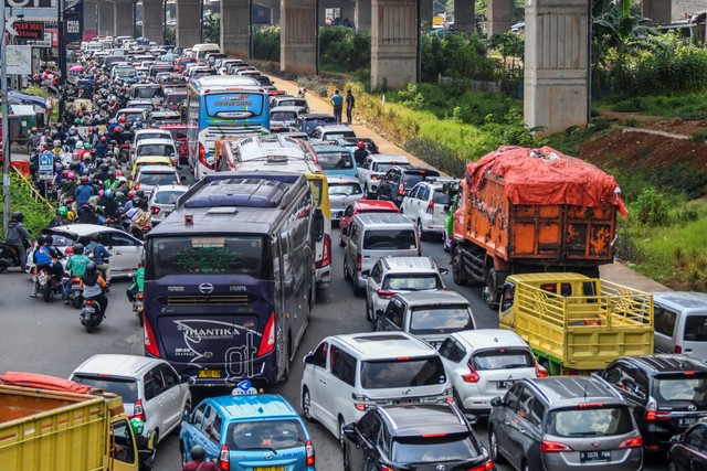 Sejumlah kendaraan terjebak kemacetan di Jalan Raya Kalimalang, Bekasi, Jawa Barat, Sabtu (7/5/2022). Foto: Galih Pradipta/ANTARA FOTO