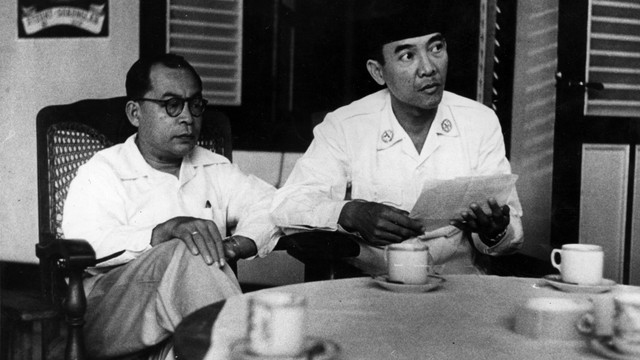 Presiden Soekarno (kanan) dan Wakil Presiden Mohammad Hatta. Foto:  Bert Hardy/Getty Images