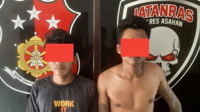 2 Pelaku pencurian pagar besi di areal perkuburan Kristen, Kabupaten Asahan, saat ditangkap polisi.

(Foto : Polres Asahan) Foto: Dok Polres Asahan