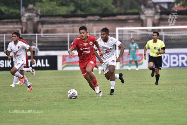Taufik Hidayat (jersi merah) dalam laga Persija vs PSM dalam laga pekan ke-32 Liga 1 2021/22 di Stadion Gelora Ngurah Rai, Bali, pada Senin (21/3/2022) Foto: Situs web resmi Liga Indonesia Baru