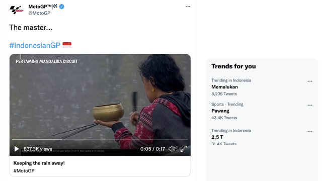 Aksi pawang hujan di Sirkuit Mandalika viral di media sosial. Foto: Twitter/@MotoGP