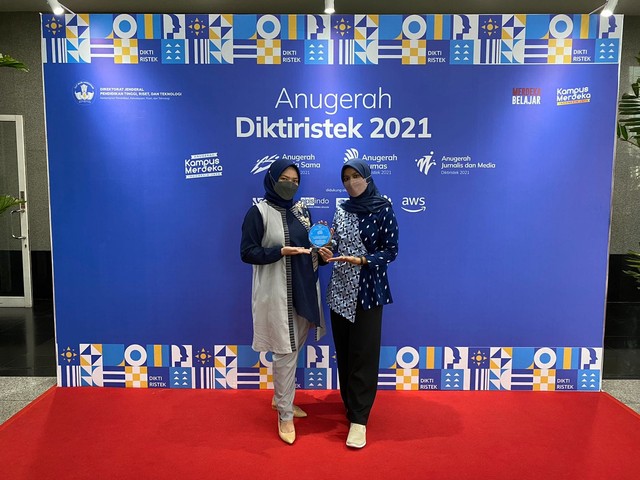 Head of Paragon University Saniy Shabrina bersama tim dalam ajang Anugerah Diktiristek 2021. Foto : dok