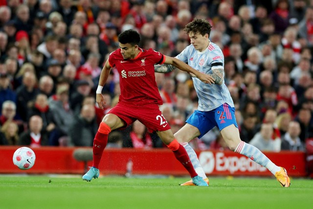 Pemain Liverpool Luis Diaz berusaha melewati pemain Manchester United Victor Lindelof pada pertandingan lanjutan Liga Inggris di Anfield, Liverpool, Inggris. Foto: Phil Noble/REUTERS