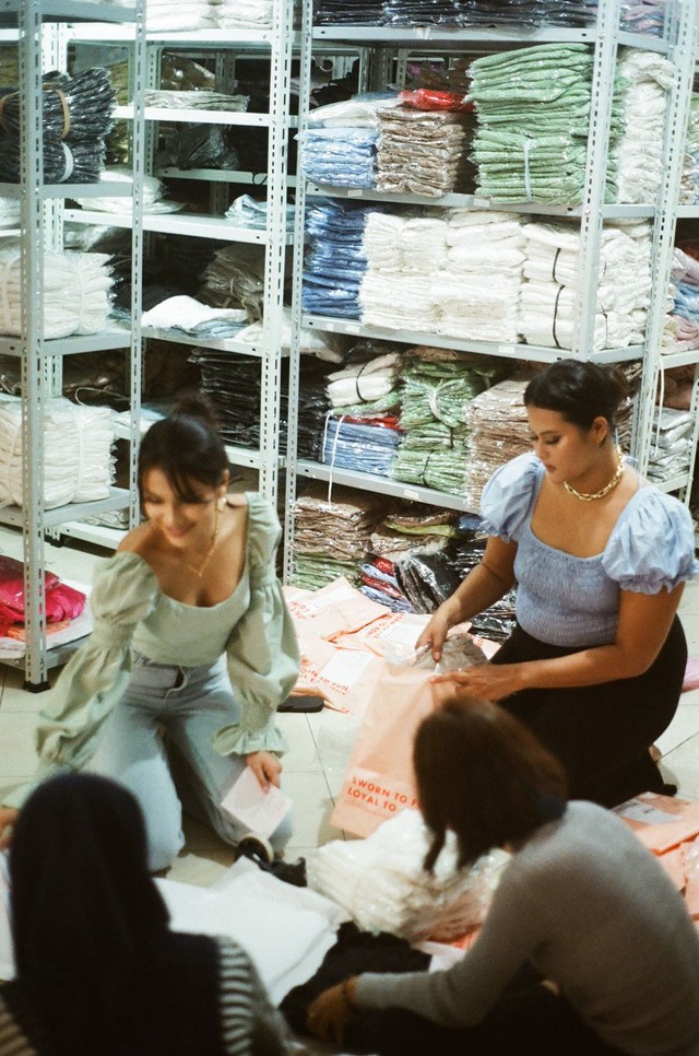 Brand Fesyen Lokal, With Love The Brand memberdayakan ibu rumah tangga. Foto: Gojek