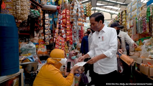 Presiden Joko Widodo tinjau pasar di Magelang, Rabu (30/3/2022).  Foto: Youtube/Setpres
