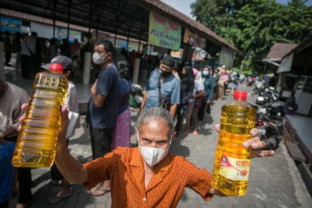 Warga menunjukan minyak goreng kemasan dengan Harga Eceran Tertinggi (HET) Rp14 ribu per liter saat Operasi Pasar Bulog di Mojosongo, Solo, Jawa Tengah, Rabu (23/2/2022). Foto: Mohammad Ayudha/ANTARA FOTO