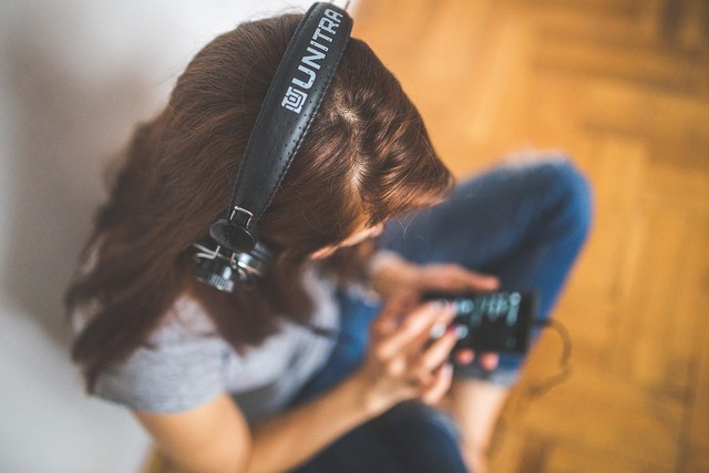 Ilustrasi mendengarkan OST drama Korea terbaik. Foto: Pixabay.