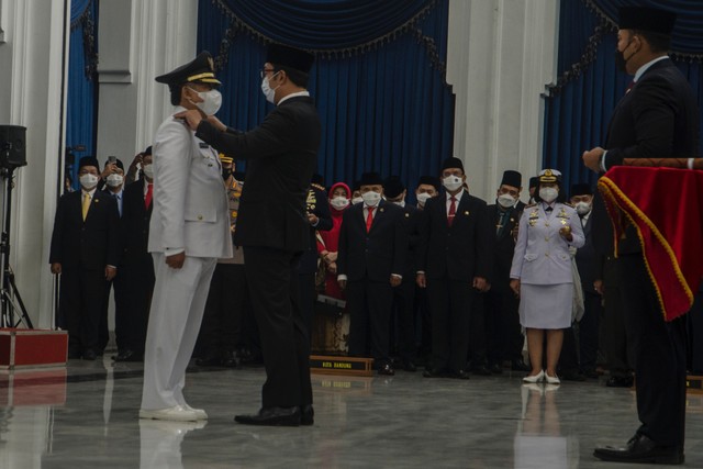 Gubernur Jawa Barat Ridwan Kamil melantik Wali Kota Bandung sisa masa jabatan tahun 2018-2023 Yana Mulyana di Aula Barat Gedung Sate, Bandung, Jawa Barat, Senin (18/4/2022). Foto: Novrian Arbi/ANTARA FOTO