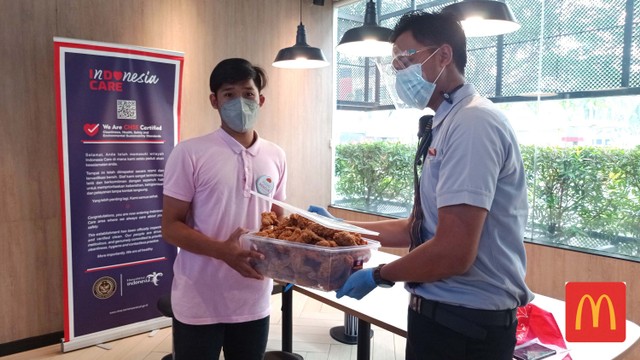 Penyerahan Produk dari McDonald's ke tim FoodCycle. Foto: dok.McDonaldsIndonesia