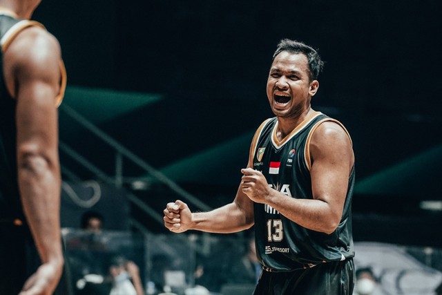 Penggawa Dewa United Surabaya, Kaleb Ramot Gemilang, tengah berjuang bersama Timnas basket Indonesia. Dok: Dewa United Surabaya