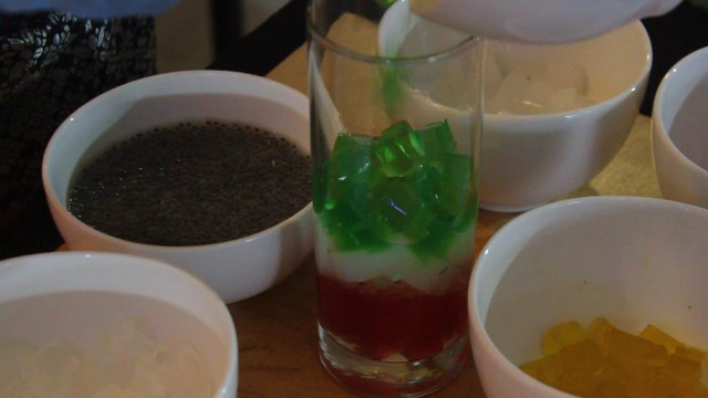 BIJI selasih pada bagian atas menghias di minuman Air Mata Pengantin hasil racikan Pak Andang, Pekanbaru.