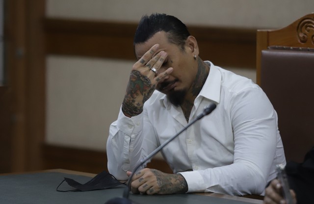 Terdakwa Jerinx SID saat menjalani sidang vonis di Pengadilan Negeri Jakarta Pusat, Kamis, (24/2) Foto: Agus Apriyanto