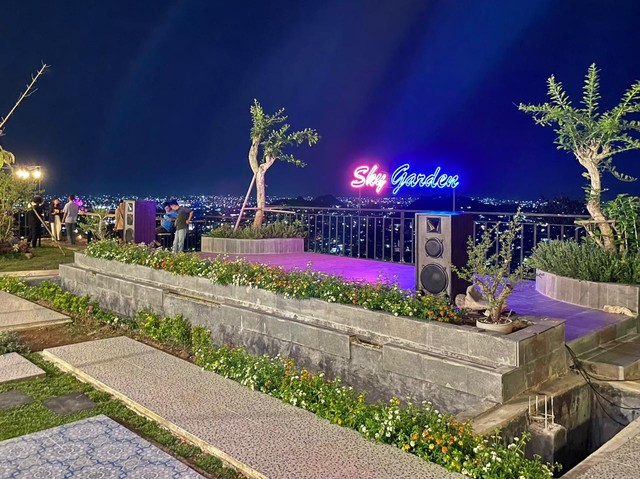 Sky Garden: Cafe dan Resto dengan View Cantik Landscape Kota Bandar