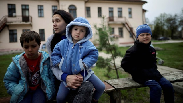 Anak-anak Ukraina di tempat penampungan ibu dan anak pengungsi di kota Novomoskovsk, wilayah Dnipro, Ukraina, Sabtu (23/4/2022). Foto: Ueslei Marcelino/Reuters