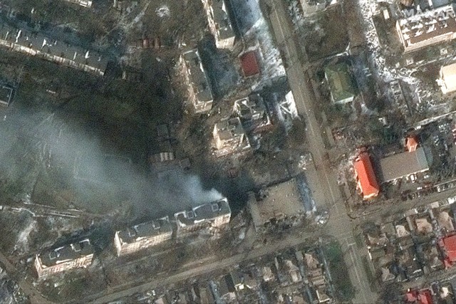 Foto satelit kondisi kerusakan perumahan usai serangan Rusia di Kota Mariupol, Ukraina.  Foto: Maxar Technologies/via REUTERS