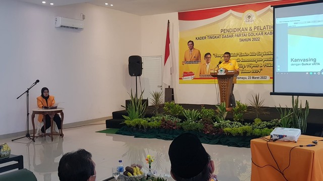 Wakil Ketua Umum DPP Partai Golkar, Erwin Aksa, saat menyampaikan pengarahan kepada peserta pendidikan dan pelatihan kader tingkat dasar di Indramayu. FOTO: Tomi Indra/CIREMAITODAY