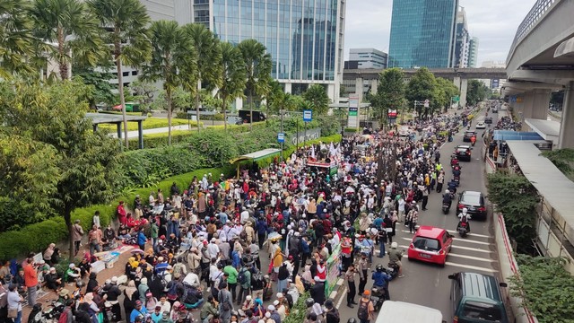 Demo PA 212 di depan Gedung Kedubes India, Jakarta Selatan, Jumat (25/2/2022). Foto: Jonathan Devin/kumparan