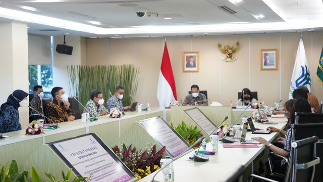 Penandatanganan Perjanjian Kerja Sama antara Kementerian Investasi/BKPM dengan Kamar Dagang dan Industri Indonesia (KADIN) di Kantor Kementerian Investasi/BKPM, Jakarta, Rabu (2/3). Foto: Kementerian Investasi/BKPM