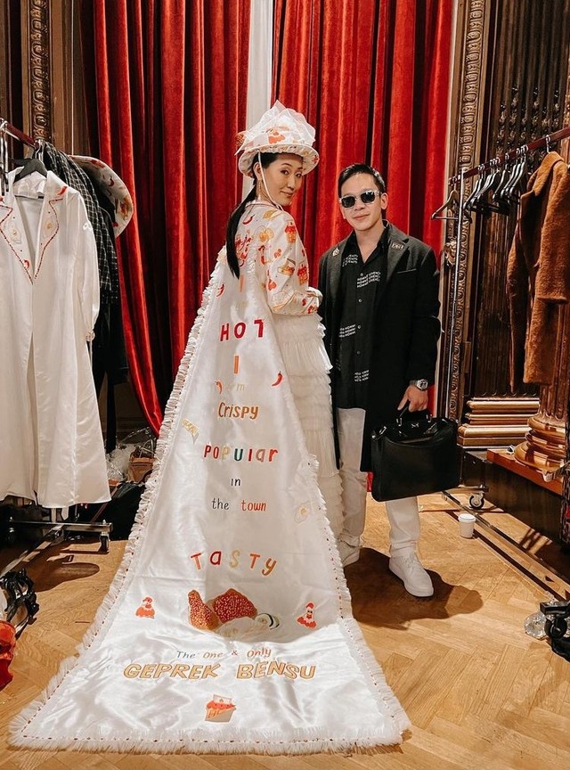 Geprek Bensu klaim tampil di Paris Fashion Week. Foto: Instagram/@jordionsu