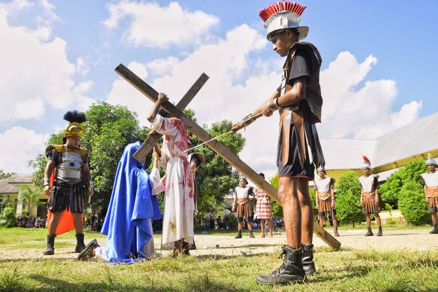 OMK Paroki Santu Fransiskus Asisi Lamahora melakoni jalan salib hidup pada perayaan Jumat Agung di pelataran Gereja Paroki. (15/4). Foto : Istimewa