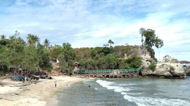 Kementerian Pariwisata berkomitmen untuk mempromosikan keindahan Pantai Dato di Majene, Sulawesi Barat.