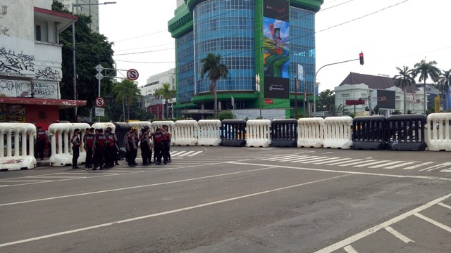 Pasukan Pengamanan Gabungan dari Unsur Polisi, TNI, PM, hingga Satpol PP Mulai Menutup Akses Jalan di Perempatan Harmoni, Jakarta. Foto: Aprilandika Pratama/kumparan
