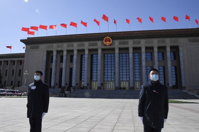 Anggota keamanan berjaga saat upacara pembukaan Konferensi Konsultatif Politik Rakyat China (CPPCC) di Aula Besar Rakyat di Beijing pada Jumat (4/3/2022).
 Foto: Matthew Walsh/AFP