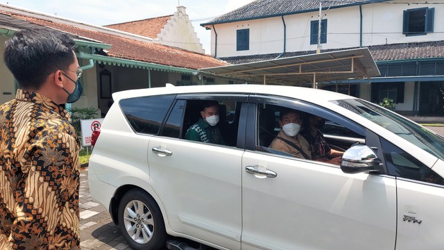 Joko Wahyudi mengendarai mobil dinas yang ditumpangi Wali Kota Solo Gibran Rakabuming Raka. FOTO: Fernando Fitusia