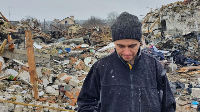 Warga Zhytomyr, Ukraina kembali untuk melihat rumahnya yang hancur usai di diserang pasukan Rusia, Rabu (2/3/2022). Foto: Emmanuel Duparcq/AFP