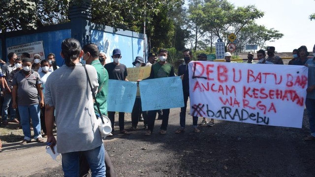 Aksi demo warga di gerbang perusahaan tambang batu bara. Foto: Siti Aisyah/acehkini