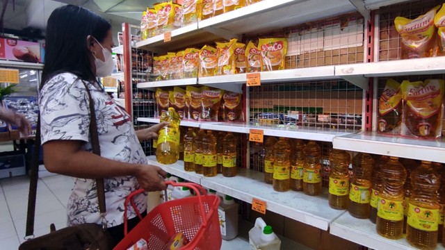 Warga Manado melihat harga Minyak Goreng di salah satu swalayan