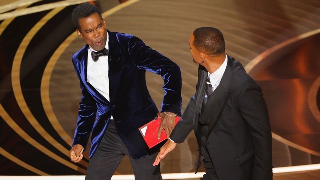 Will Smith (kanan) menampar Chris Rock saat Rock berbicara di atas panggung selama Oscar ke-94 di Hollywood, Los Angeles, California, AS, 27 Maret 2022.  Foto: REUTERS/Brian Snyder
