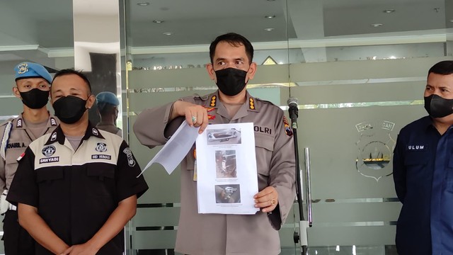 Kabidhumas Polda Jawa Tengah Kombes Pol M Iqbal Alqudussy saat menunjukkan foto mobil dan senjata api milik Bripda D dalam jumpa pers di Mapolda Jawa Tengah, Kamis (21/4). Foto: Intan Alliva Khansa/kumparan