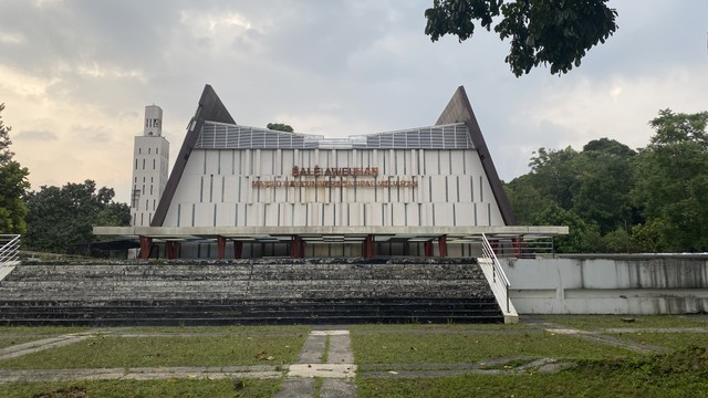 Masjid Raya Universitas Padjadjaran (MRU). Sumber: Dokumentasi Pribadi