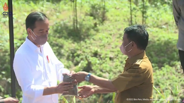 Gubernur Sulawesi Tengah saat menyerahkan tanah dari daerah Sulawesi Tengah kepada Presiden Joko Widodo untuk dimasukkan ke dalam Kendi Nusantara di Ibu Kota Negara. Foto: Tangkapan layar dari youtube Sekretariat Presiden
