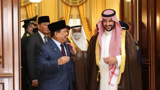 Prabowo diterima oleh Wakil Menteri Pertahanan Arab Saudi Pangeran Khalid bin Salman pada Senin (7/3) di Riyadh. Foto: Instagram/@prabowo