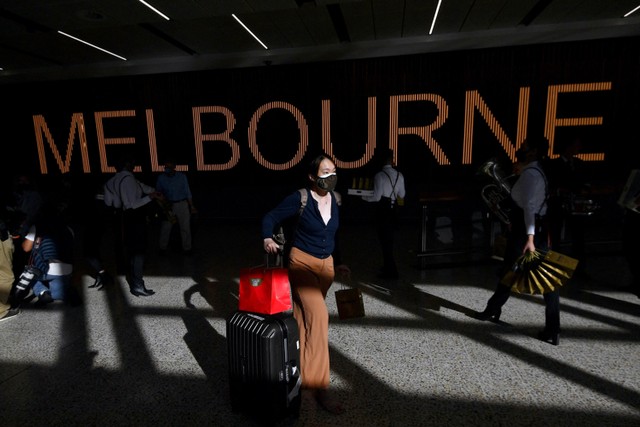 Penumpang internasional tiba di Bandara Melbourne, Australia, Senin (21/2/2022).
 Foto: Joel Carrett/AAP/via REUTERS