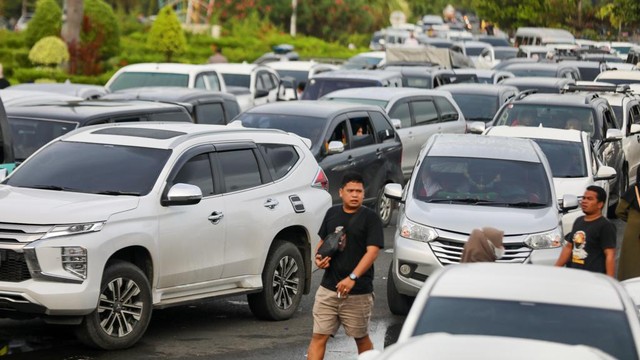 Mobil antre untuk masuk ke area pelabuhan penyebarangan. Foto: Suparta/acehkini