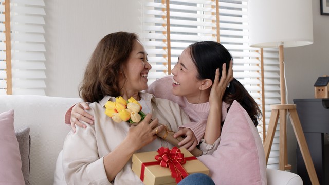 Ilustrasi memberikan bingkisan lebaran. Foto: Chaay_Tee/Shutterstock