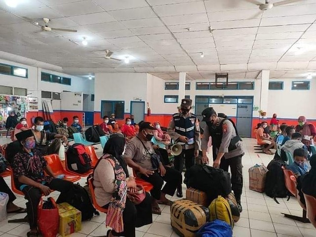 Para penumpang kapal di pelabuhan Sampit saat berada di ruangan tunggu.