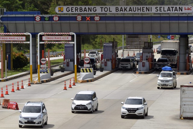 Kendaraan melintas di jalan Tol Trans Sumatera, Bakauheni, Lampung Selatan, Lampung, Jumat (6/5/2022). Foto: Ardiansyah/ANTARA FOTO