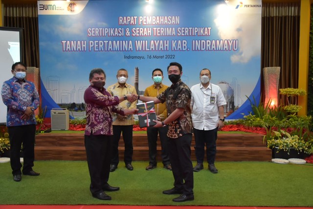 BPN Indramayu menyerahkan sertifikat tanah kepada PT Kilang Pertamina RU VI Balongan. FOTO: Istimewa